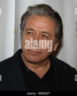Edward James Olmos arriva a partecipare a una messa in scena la lettura di "Il mondo di Nick Adams", una performance a beneficio di Paul Newman il foro nella parete California Camp, il dipinto di tartaruga, a Davies Symphony Hall di San Francisco il 27 ottobre 2008. (UPI foto/Terry Schmitt) Foto Stock