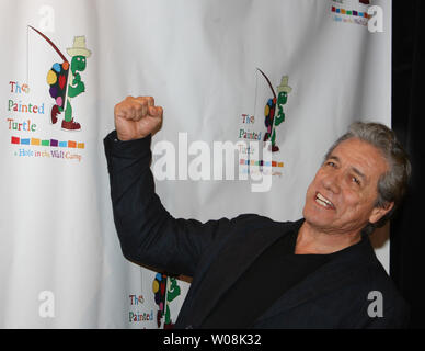 Edward James Olmos arriva a partecipare a una messa in scena la lettura di "Il mondo di Nick Adams", una performance a beneficio di Paul Newman il foro nella parete California Camp, il dipinto di tartaruga, a Davies Symphony Hall di San Francisco il 27 ottobre 2008. (UPI foto/Terry Schmitt) Foto Stock