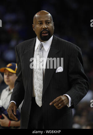 Atlanta Hawks head coach Mike Woodson chiamate a un giocatore sul banco di lavoro nella prima metà contro la Golden State Warriors alla Oracle Arena di Oakland, la California il 16 gennaio 2009. (UPI Photo/ Terry Schmitt) Foto Stock