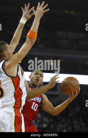 Los Angeles Clippers Eric Gordon (10) tenta di andare contro il Golden State Warriors Andris Biedrins nel primo semestre presso Oracle Arena di Oakland, la California il 25 gennaio 2009. (UPI Photo/ Terry Schmitt) Foto Stock