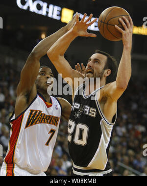 San Antonio Spurs Manu Ginobili (20) va per contro Golden State Warriors Kelenna Azubuike (7) nel primo semestre presso Oracle Arena di Oakland, Califonia il 2 febbraio 2009. (UPI Photo/ Terry Schmitt) Foto Stock