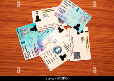 Maski,Karnataka, India - 26 Giugno 2019: scheda Aadhaar, razione della scheda ID degli elettori e Pan card che viene rilasciato dal Governo dell India come una carta di identità Foto Stock
