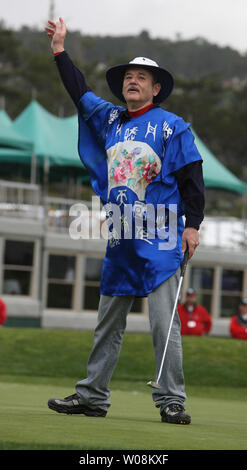 Bill Murray suona per i tifosi dopo manca un corto putt sul verde xviii in 3M Celebrity Challenge presso l'AT&T Pebble Beach National Pro-Am Pebble Beach, in California, il 11 febbraio 2009. (UPI Photo/ Terry Schmitt) Foto Stock