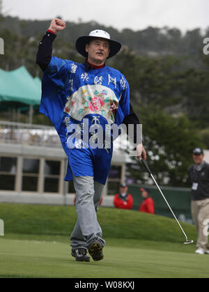 Bill Murray suona per i tifosi dopo manca un corto putt sul verde xviii in 3M Celebrity Challenge presso l'AT&T Pebble Beach National Pro-Am Pebble Beach, in California, il 11 febbraio 2009. (UPI Photo/ Terry Schmitt) Foto Stock