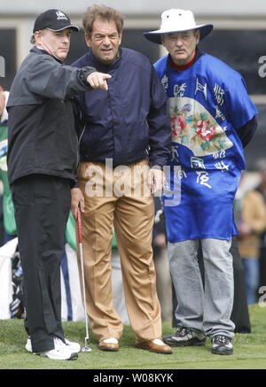 Un funzionario ricorda qualcosa di Huey Lewis (C) e Bill Murray (R) del XVIII verde in 3M Celebrity Challenge presso l'AT&T Pebble Beach National Pro-Am Pebble Beach, in California, il 11 febbraio 2009. (UPI Photo/ Terry Schmitt) Foto Stock