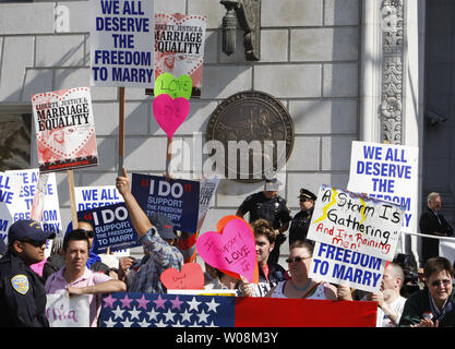 Manifestanti per il matrimonio gay attendono la Corte Suprema della California ha la decisione sulla proposta di stato 8, un iniziativa di ballottaggio limitando il matrimonio di un uomo e di una donna, presso il Palazzo di stato a San Francisco il 26 maggio 2009. La Corte ha accolto l'iniziativa ma ha dichiarato che 18.000 i matrimoni gay che si verificano prima della votazione sono legali. (UPI foto/Terry Schmitt) Foto Stock
