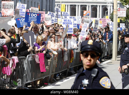 Manifestanti per il matrimonio gay attendono la Corte Suprema della California ha la decisione sulla proposta di stato 8, un iniziativa di ballottaggio limitando il matrimonio di un uomo e di una donna, presso il Palazzo di stato a San Francisco il 26 maggio 2009. La Corte ha accolto l'iniziativa ma ha dichiarato che 18.000 i matrimoni gay che si verificano prima della votazione sono legali. (UPI foto/Terry Schmitt) Foto Stock