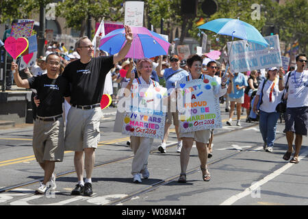 I partecipanti sfilano su Market Street durante il Gay Pride la celebrazione in San Francisco il 28 giugno 2009. (UPI foto/Terry Schmitt) Foto Stock