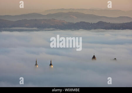 Una nebbia bassa coperte la baia e la città di sunrise come solo i campanili di Sant Ignazio e una croce sopra l'Università di San Francisco mostra a San Francisco il 10 settembre 2009. UPI/Terry Schmitt Foto Stock