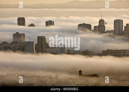 Una nebbia bassa coperte la baia e la città di sunrise come edifici più alti e colline salire al di sopra di essa in San Francisco il 10 settembre 2009. UPI/Terry Schmitt Foto Stock