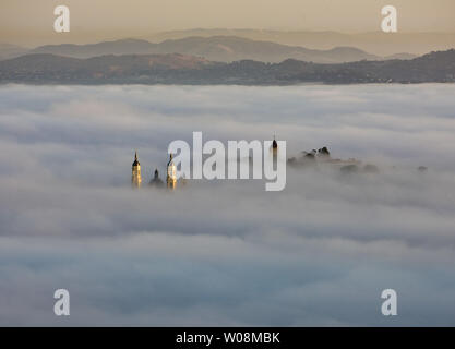 Una nebbia bassa coperte la baia e la città di sunrise come sant Ignazio e la University of San Francisco affiora attraverso dalla loro collina di San Francisco il 10 settembre 2009. UPI/Terry Schmitt Foto Stock