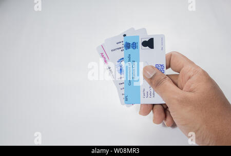 Maski,Karnataka, India - Giugno 26 ,2019: Azienda Aadhaar card, scheda di razione e ID degli elettori che viene rilasciato dal Governo dell India come una carta d'identità su iso Foto Stock