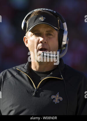 New Orleans Saints Head Coach Sean Payton funziona il margine contro la San Francisco 49ers al Candlestick Park di San Francisco il 20 settembre 2010. I Santi sconfitto il 49ers 25-22 su un ultimo secondo campo obiettivo. (UPI/Terry Schmitt Foto Stock