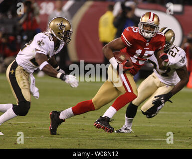 San Francisco 49ers Michael Crabtree (15) è perseguito da New Orleans Saints Tracy Porter (22) e Malcolm Jenkins (27) al Candlestick Park di San Francisco il 20 settembre 2010. I Santi sconfitto il 49ers 25-22 su un ultimo secondo campo obiettivo. (UPI/Terry Schmitt Foto Stock