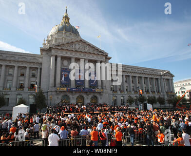 La San Francisco Giants e dignitari di sedersi su un palco come centinaia di migliaia di tifosi si è rivelata per la Civic a festa per il campione del mondo San Francisco Giants di San Francisco il 3 novembre 2010. UPI/Terry Schmitt Foto Stock