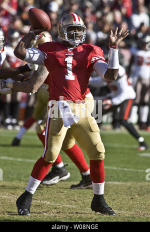 San Francisco 49ers QB Troy Smith passa downfield contro il Tampa Bay Buccaneers al Candlestick Park di San Francisco il 21 novembre 2010. Il Bucs sconfitto il 49ers 21-0. UPI/Terry Schmitt Foto Stock