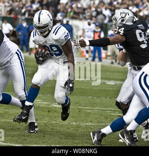 Indianapolis Colts Joseph Addai (29) vola oltre il braccio teso di Oakland Raiders Jarvin Moss (94) lungo il tragitto per un cantiere di sei TD nel primo trimestre a Oakland Coliseum di Oakland, la California il 26 dicembre 2010. Il Colts ha sconfitto i raider da 31-26. UPI/Terry Schmitt Foto Stock