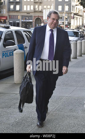 Alan Ruby, piombo attorney per Barry Bonds arriva presso l'edificio federale per la chiusura di argomenti nella sua prova su spergiuro tasse in San Francisco il 7 aprile 2011. La difesa si addormentò ieri senza chiamare un unico testimone. UPI/Terry Schmitt Foto Stock