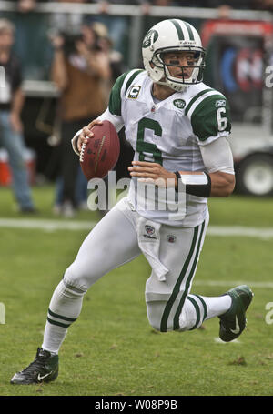 New York getti QB Mark Sanchez (6) rotola fuori per passare contro Oakland Raiders nel primo trimestre al Colosseo a Oakland, la California il 25 settembre 2011. I raider hanno sconfitto i getti 34-24. UPI/Terry Schmitt Foto Stock