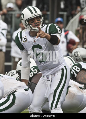 New York getti QB Mark Sanchez cambia la chiamata alla linea contro Oakland Raiders presso il Colosseo a Oakland, la California il 25 settembre 2011. I raider hanno sconfitto i getti 34-24. UPI/Terry Schmitt Foto Stock