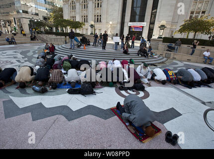 I musulmani tenere le preghiere del venerdì a occupare Oakland encampment a Frank H. Ogawa Plaza di Oakland, la California il 28 ottobre 2011. UPI/Terry Schmitt Foto Stock