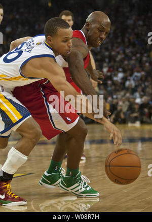 Golden State Warriors Stephen Curry (L) raggiunge in per rubare la palla da Los Angeles Clippers Billups Elena nella prima metà della stagione assolcatore alla Oracle Arena di Oakland, la California il 25 dicembre 2011. UPI/Terry Schmitt Foto Stock