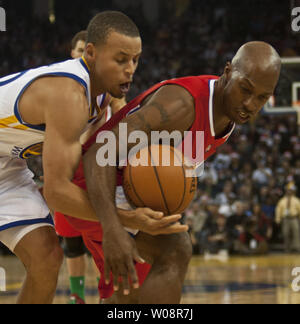 Golden State Warriors Stephen Curry (L) raggiunge in per rubare la palla da Los Angeles Clippers Billups Elena nella prima metà della stagione assolcatore alla Oracle Arena di Oakland, la California il 25 dicembre 2011. UPI/Terry Schmitt Foto Stock