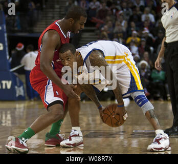 Golden State Warriors Monta Ellis (R) è custodito da Los Angeles Clippers Chris Paul nella seconda metà del season opener presso Oracle Arena di Oakland, la California il 25 dicembre 2011. La Clippers sconfitto i guerrieri 105-86. UPI/Terry Schmitt Foto Stock