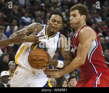 Golden State Warriors Brandon Rush (4) perde la palla in un incontro con Los Angeles Clippers Blake Griffin (R) nella seconda metà del season opener presso Oracle Arena di Oakland, la California il 25 dicembre 2011. La Clippers sconfitto i guerrieri 105-86. UPI/Terry Schmitt Foto Stock