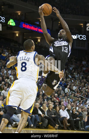 Sacramento Kings Tireke Evans (13) vola in su un drive al cestello come stato Godlen Warriors Monta Ellis difende nel primo semestre presso Oracle Arena di Oakland, la California il 31 gennaio 2012. UPI/Terry Schmitt Foto Stock