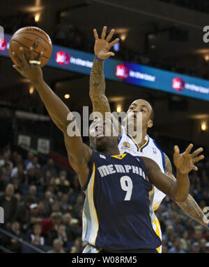 Memphis Grizzles Tony Allen (9) va al cestello interno del Golden State Warriors Monta Ellis nel primo periodo di Oracle Arena di Oakland, la California il 7 marzo 2012. UPI/Terry Schmitt Foto Stock