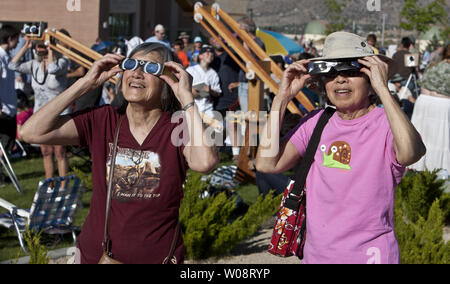 Due donne utilizzare occhiali in mylar per la visualizzazione di un elemento anulare di eclissi solare dalla Redfield campus della University of Nevada di Reno, il 20 maggio 2012 a Reno in Nevada. L'eclipse raggiunto 96% la totalità. UPI/Terry Schmitt Foto Stock