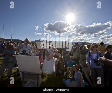 La folla si riuniscono per la visualizzazione di un elemento anulare di eclissi solare dalla Redfield campus della University of Nevada di Reno, il 20 maggio 2012 a Reno in Nevada. L'eclipse raggiunto 96% la totalità. UPI/Terry Schmitt Foto Stock