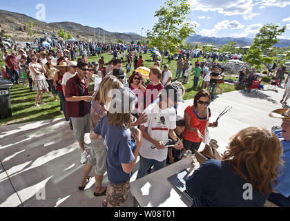 La folla in coda per l'acquisto di occhiali in mylar per la visualizzazione di un elemento anulare di eclissi solare al Redfield campus della University of Nevada di Reno, il 20 maggio 2012 a Reno in Nevada. L'eclipse raggiunto 96% la totalità. UPI/Terry Schmitt Foto Stock