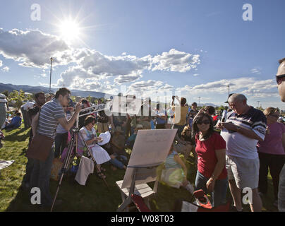 La folla si riuniscono per la visualizzazione di un elemento anulare di eclissi solare dalla Redfield campus della University of Nevada di Reno, il 20 maggio 2012 a Reno in Nevada. L'eclipse raggiunto 96% la totalità. UPI/Terry Schmitt Foto Stock