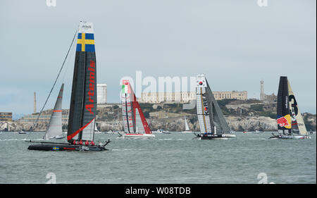 (L-R) Svezia, Luna Rossa Challenge di Italia, Team Corea e J.P. Morgan bar di Inghilterra gareggerà in match-race qualificazione in Coppa America World Series nella Baia di San Francisco il 22 agosto 2012. Undici di 45 piedi catamarani in rappresentanza di otto squadre che sono in competizione nella vela serie come un preludio al prossimo anno la Coppa America che si terrà a San Francisco. UPI/Terry Schmitt Foto Stock