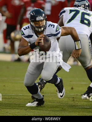 Seattle Seahawks QB Russell Wilson (3) codifica fuori della tasca nel secondo trimestre contro il San Francisco 49ers al Candlestick Park di San Francisco il 18 ottobre 2012. UPI/Terry Schmitt Foto Stock