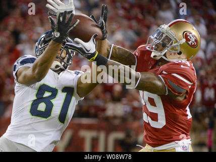 Seattle Seahawks WR Golden Tate (81) e San Francisco 49ers Chris Culliver lotta per un Russell Wilson passano nel secondo trimestre al Candlestick Park di San Francisco il 18 ottobre 2012. Il pass è andato incompleta. UPI/Terry Schmitt Foto Stock