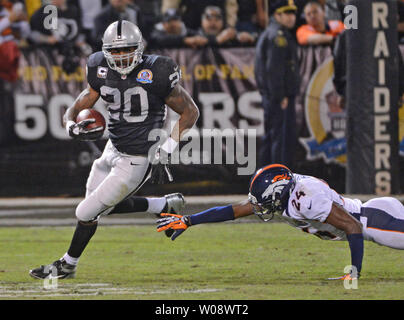 Oakland Raiders RB Darren McFadden (20) spazia oltre la mano tesa di Denver Broncos Champ Bailey (24) per 36 metri nel terzo trimestre a O.co Coliseum di Oakland, la California il 6 dicembre 2012. I Broncos sconfitti i raider 26-13. UPI/Terry Schmitt Foto Stock