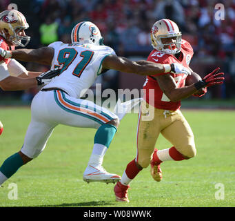 San Francisco 49ers LaMichael James (23) cerca di eludere i delfini di Miami Cameron Wake (91) nel terzo trimestre al Candlestick Park di San Francisco il 9 dicembre 2012. Il 49ers sconfitto i delfini 27-13. UPI/Terry Schmitt Foto Stock