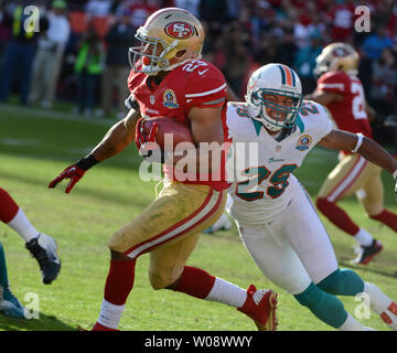 San Francisco 49ers LaMichael James (23) elude delfini di Miami Jonathon Amaya (29) nel terzo trimestre al Candlestick Park di San Francisco il 9 dicembre 2012. Il 49ers sconfitto i delfini 27-13. UPI/Terry Schmitt Foto Stock