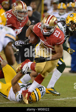 San Francisco 49ers LaMichael James corre per 14 metri nel secondo trimestre dell'NFC Divisional Playoff contro i Green Bay Packers al Candlestick Park di San Francisco il 12 gennaio 2013. Il 49ers sconfitto gli imballatori 45-31. UPI/Terry Schmitt Foto Stock