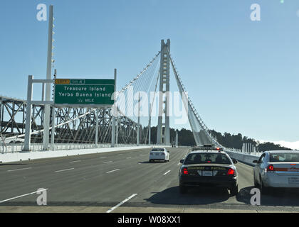 Un California Highway Patrol auto porta un media tour del nuovo Oriente Span del San Francisco-Oakland Bay Bridge di San Francisco il 29 agosto 2013. Il nuovo $ 6,4 miliardi di span è programmato per aprire il 3 settembre. UPI/Terry Schmitt Foto Stock