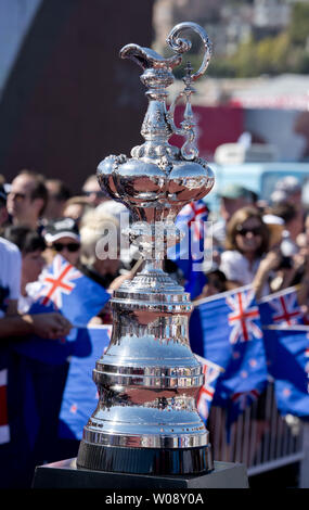 Bandiere di challenger in Nuova Zelanda sono visto dietro il trofeo al dock cerimonia fuori prima di iniziare la Coppa America a San Francisco il 7 settembre 2013. Emirates Nuova Zelanda facce Defender Team Oracle USA. UPI/Terry Schmitt Foto Stock