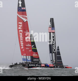 Emirates Nuova Zelanda (L) insegue Team Oracle USA dopo il primo marchio in gara quattro della Coppa America sulla Baia di San Francisco il 8 settembre 2013. Gli Stati Uniti riportato la loro prima vittoria in gara 4. UPI/Terry Schmitt Foto Stock