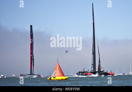 Emirates Nuova Zelanda (L) insegue Team Oracle USA al traguardo in Gara 4 della Coppa America sulla Baia di San Francisco il 8 settembre 2013. Gli Stati Uniti riportato la loro prima vittoria in gara 4. UPI/Terry Schmitt Foto Stock