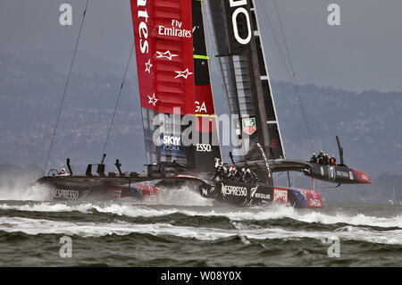 Emirates Nuova Zelanda (L) insegue Team Oracle USA dopo il primo marchio in gara quattro della Coppa America sulla Baia di San Francisco il 8 settembre 2013. Gli Stati Uniti riportato la loro prima vittoria in gara 4. UPI/Terry Schmitt Foto Stock