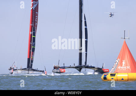 Emirates Nuova Zelanda (L) insegue Team Oracle USA al traguardo in Gara 4 della Coppa America sulla Baia di San Francisco il 8 settembre 2013. Gli Stati Uniti riportato la loro prima vittoria in gara 4. UPI/Terry Schmitt Foto Stock