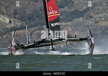 Emirates Nuova Zelanda si riscalda fino a Race Team Oracle USA in gara nove della Coppa America serie sulla Baia di San Francisco il 15 settembre 2013. Gli Stati Uniti ha vinto gara 9 e dividere la giornata con il Kiwi, che hanno preso il cuscinetto 10. UPI/Terry Schmitt Foto Stock