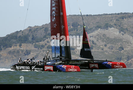 Emirates Nuova Zelanda si riscalda fino a Race Team Oracle USA in gara nove della Coppa America serie sulla Baia di San Francisco il 15 settembre 2013. Gli Stati Uniti ha vinto gara 9 e dividere la giornata con il Kiwi, che hanno preso il cuscinetto 10. UPI/Terry Schmitt Foto Stock